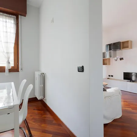 Sondrio M3 - Spacious With Balcony! Lejlighed