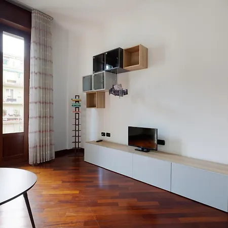 Sondrio M3 - Spacious With Balcony! * Milão